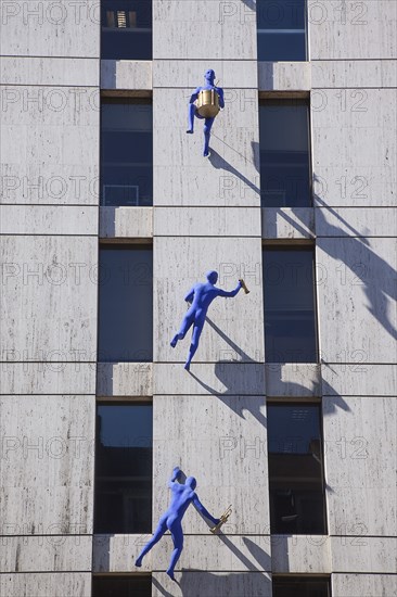 England, London, Borough High street buidling with sculptures called Blue Men by Ofra Zimbalista attached to facade. Photo : Stephen Rafferty