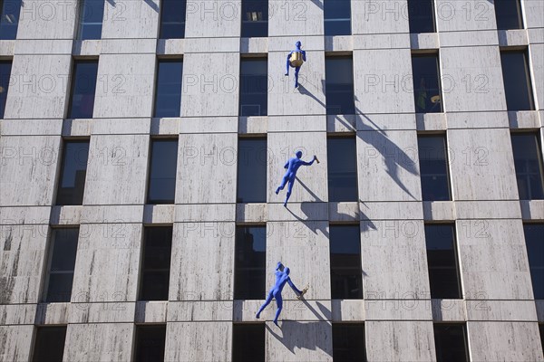 England, London, Borough High street buidling with sculptures called Blue Men by Ofra Zimbalista attached to facade. Photo : Stephen Rafferty