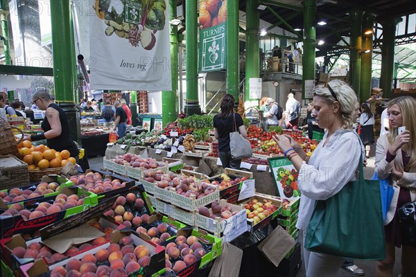 England, London, Borough Market Londons oldest fresh fruit and vegetable market Tourist taking photograph with smart phone. Photo : Stephen Rafferty