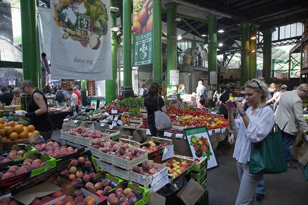 England, London, Borough Market Londons oldest fresh fruit and vegetable market Tourist taking photograph with smart phone. Photo : Stephen Rafferty