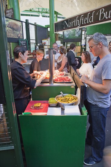 England, London, Borough Market Londons oldest fresh fruit and vegetable market stall selling salt beef sandwiches. Photo : Stephen Rafferty