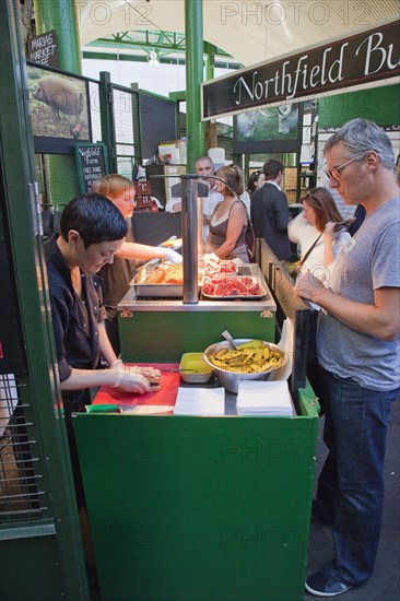 England, London, Borough Market Londons oldest fresh fruit and vegetable market stall selling salt beef sandwiches. Photo : Stephen Rafferty