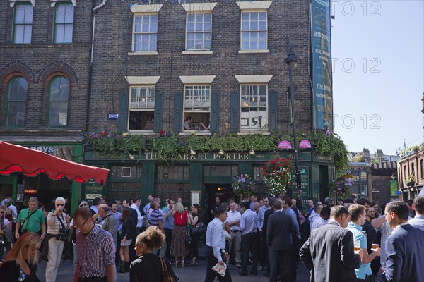 England, London, Borough Market Londons oldest fresh fruit and vegetable market people outside the Market Porter pub enjoying a lunchtime drink. Photo : Stephen Rafferty