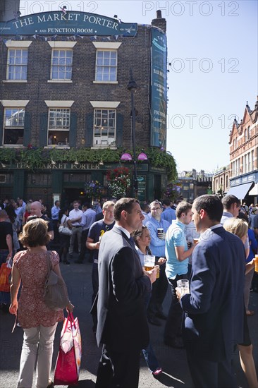 England, London, Borough Market Londons oldest fresh fruit and vegetable market people outside the Market Porter pub enjoying a lunchtime drink. Photo : Stephen Rafferty