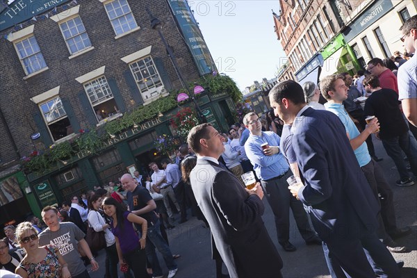 England, London, Borough Market Londons oldest fresh fruit and vegetable market people outside the Market Porter pub enjoying a lunchtime drink. Photo : Stephen Rafferty