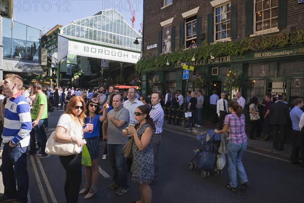 England, London, Borough Market Londons oldest fresh fruit and vegetable market people outside the Market Porter pub enjoying a lunchtime drink. Photo : Stephen Rafferty