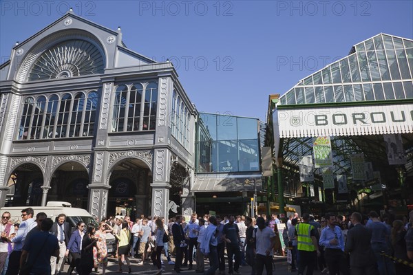 England, London, Borough Market Londons oldest fresh fruit and vegetable market people outside the Market Porter pub enjoying a lunchtime drink. Photo : Stephen Rafferty