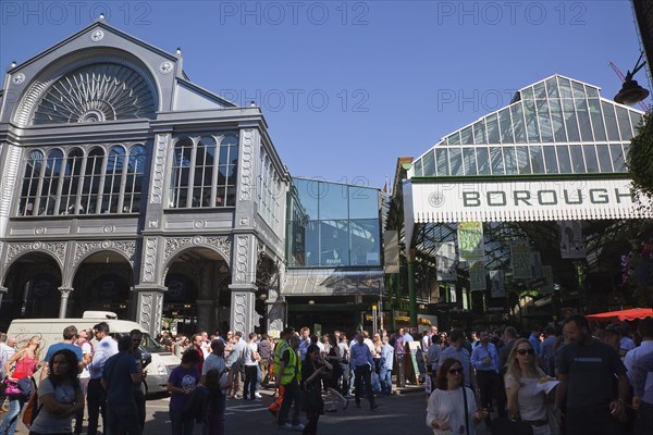 England, London, Borough Market Londons oldest fresh fruit and vegetable market people outside the Market Porter pub enjoying a lunchtime drink. Photo : Stephen Rafferty