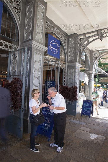 England, London, Borough Market Londons oldest fresh fruit and vegetable market tourists eating Iberico Jamon outside Brindisa store. Photo : Stephen Rafferty