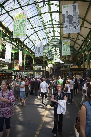 England, London, Borough Market Londons oldest fresh fruit and vegetable market. Photo : Stephen Rafferty