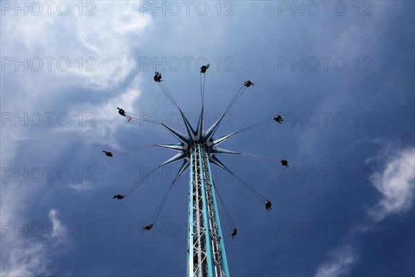 England, London, Southbank Fairground ride in Jubliee Park. Photo : Sean Aidan