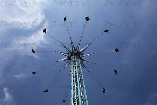 England, London, Southbank Fairground ride in Jubliee Park. Photo : Sean Aidan