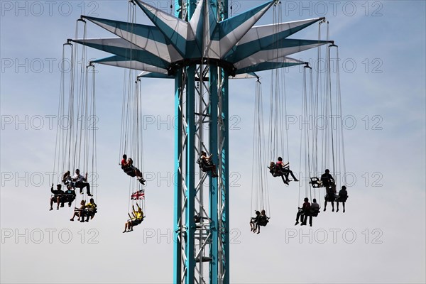 England, London, Southbank Fairground ride in Jubliee Park. Photo : Sean Aidan