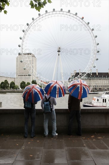 England, London, View across the River Thames during a rainy day toward the London Eye on the Southbank. Photo : Sean Aidan