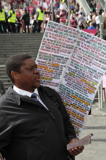 England, London, Stratford Evangelist preaching to passers by. Photo : Sean Aidan