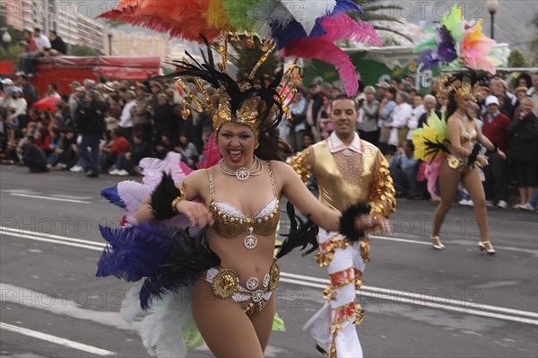 Spain, Canary Islands, Tenerife, Santa Cruz Latin carnival female dancer with feather costume. Photo : Barry Davies