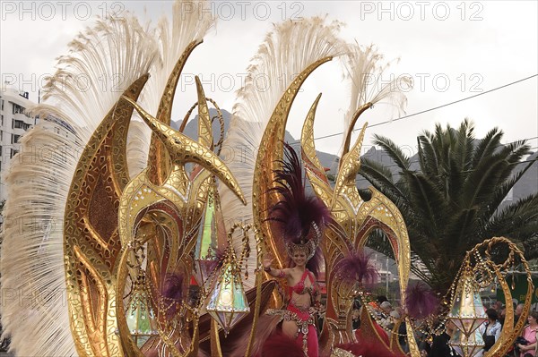 Spain, Canary Islands, Tenerife, Santa Cruz Latin carnival Golden pterodactyls float. Photo : Barry Davies