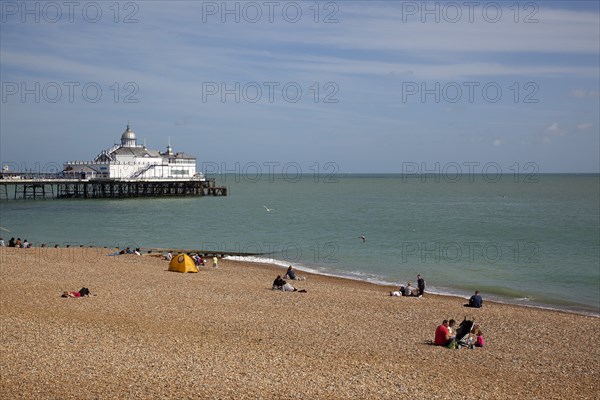 England, East Sussex, Eastbourne, View across shingle beach. Photo : Stephen Rafferty