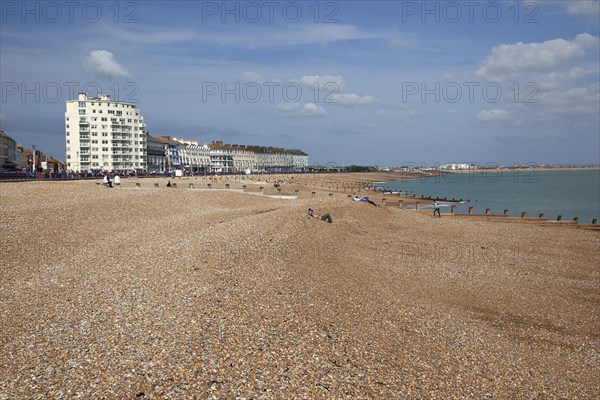 England, East Sussex, Eastbourne, View across shingle beach to the east. Photo : Stephen Rafferty