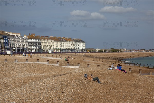 England, East Sussex, Eastbourne, View across shingle beach to the east. Photo : Stephen Rafferty