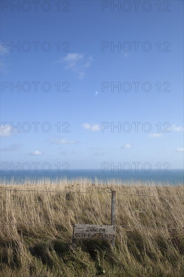 England, East Sussex, Beachy Head, Sign warning of cliff erosion. Photo : Stephen Rafferty