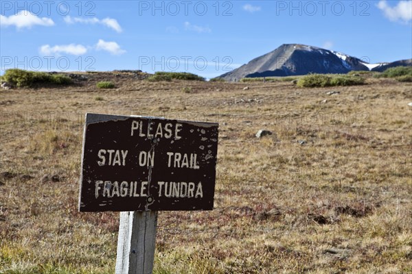 USA, Colorado, Aspen, Sign on a mountain top near Aspen. . 
Photo Richard Rickard / Eye Ubiquitous
