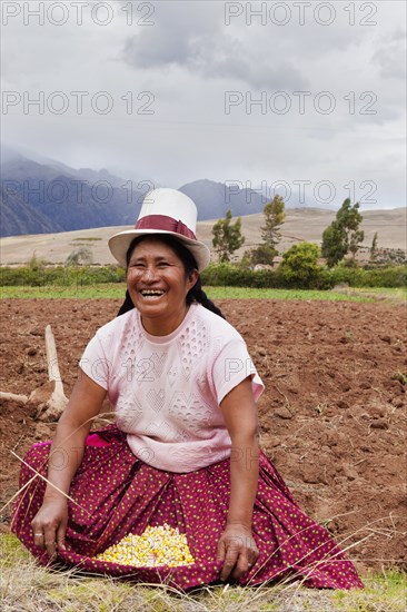 Peru, Chinchero, Peruvian female farmer showing the corn that she is planting. 
Photo Richard Rickard / Eye Ubiquitous