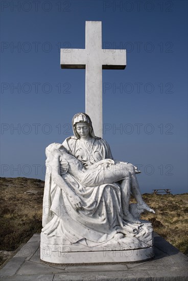 Ireland, County Cork, Sheeps Head Peninsula, Religious staue showing a Calvary scene. 
Photo Hugh Rooney / Eye Ubiquitous