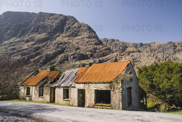 Ireland, County Kerry, Killarney, Gap of Dunloe Long abandoned homestead in the gap. . 
Photo Hugh Rooney / Eye Ubiquitous
