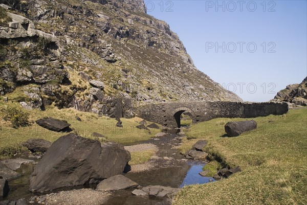 Ireland, County Kerry, Killarney, Gap of Dunloe with old stone bridge crossing mountain stream. 
Photo Hugh Rooney / Eye Ubiquitous