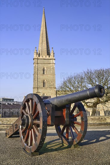Ireland, North, Derry, St Columb's Cathedral with cannon on city walls in the foreground. 
Photo Hugh Rooney