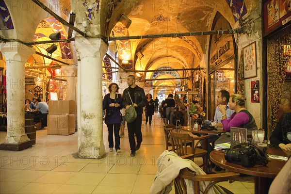 Turkey, Istanbul, Fatih, Sultanahmet, Kapalicarsi, Tourists sat at coffee shop in the Grand Bazaar. 
Photo Stephen Rafferty