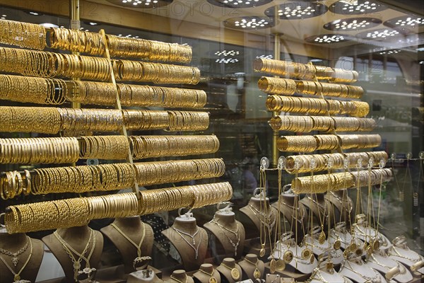 Turkey, Istanbul, Fatih, Sultanahmet, Kapalicarsi, Gold jewellery shop display in the Grand Bazaar. 
Photo Stephen Rafferty