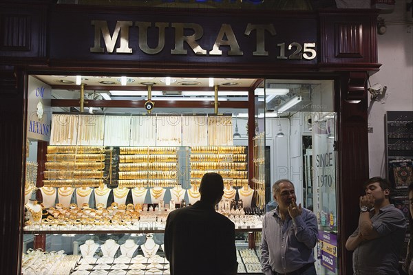 Turkey, Istanbul, Fatih, Sultanahmet, Kapalicarsi, Gold jewellery shop display in the Grand Bazaar. 
Photo Stephen Rafferty