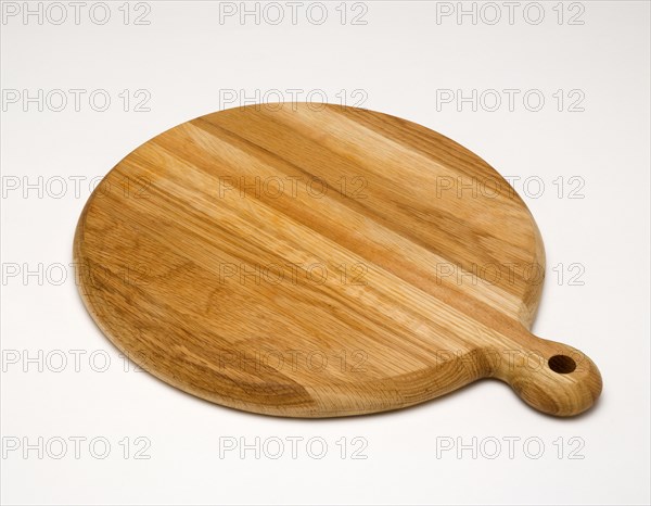 Food, Cooking, Preparation, Circular wooden pizza board with a handle on a white background.