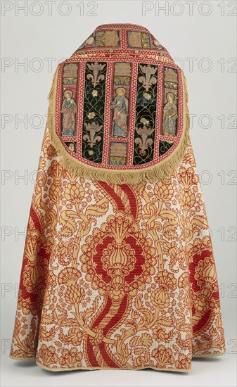 Pugin, Manteau à capuche au liseré brodé