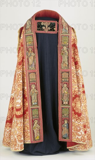Pugin, Manteau à capuche au liseré brodé