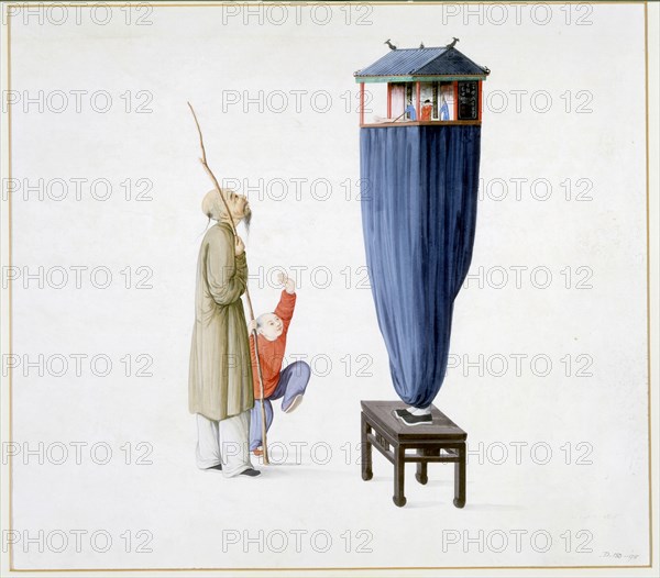 Homme à l'intérieur d'un théâtre-marionnette