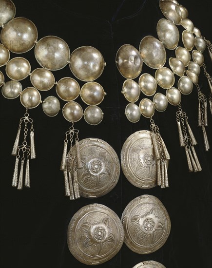 Cape ornée de bijoux d'une femme Kachin, 20e siècle