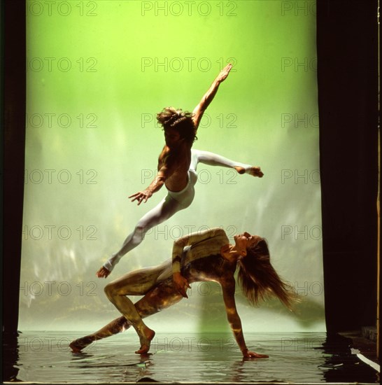 Crickmay, Sallie Estep et Patrick Harding-Irmer sur la scène du London Contemporary Dance Theatre