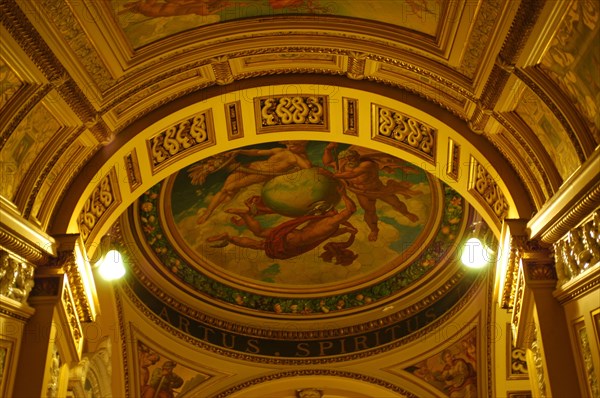 Plafond en dôme peint de scènes de la mythologie