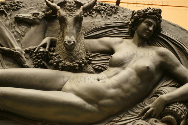 Femme nue et tête de biche