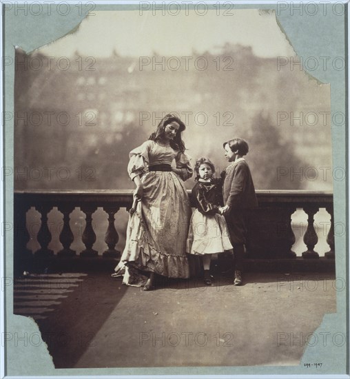 Hawarden, Clementina posant dans une robe appartenant à sa mère