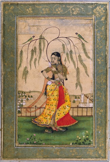 Jeune femme portant un verre et une petite carafe