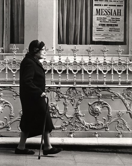 Femme âgée se promenant dans les rues de Londres vers 1940