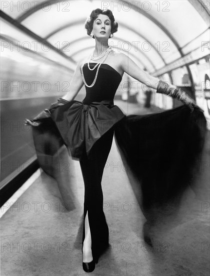 French, Mannequin posant dans le métro londonien