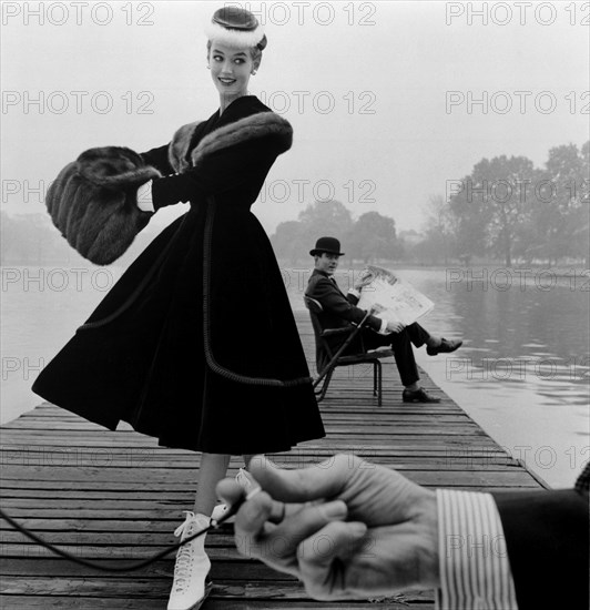 French, Mannequin posant sur un ponton