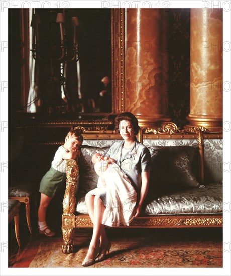 La reine Elisabeth II posant avec les princes Edward et Andrew