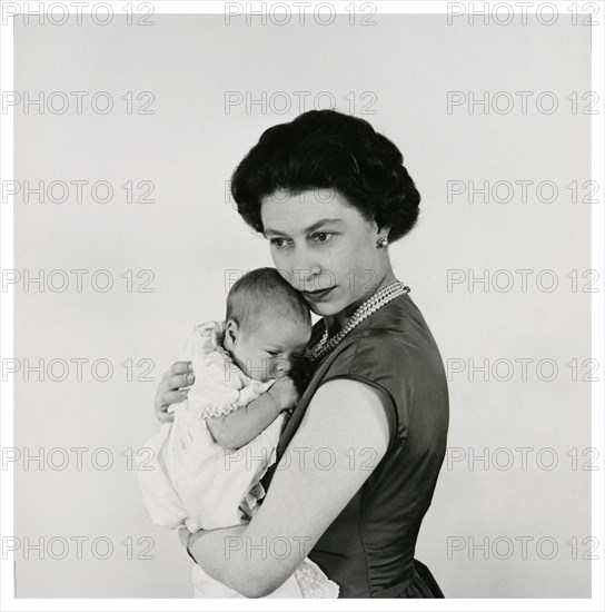 La reine Elisabeth II tenant le prince Edward dans ses bras