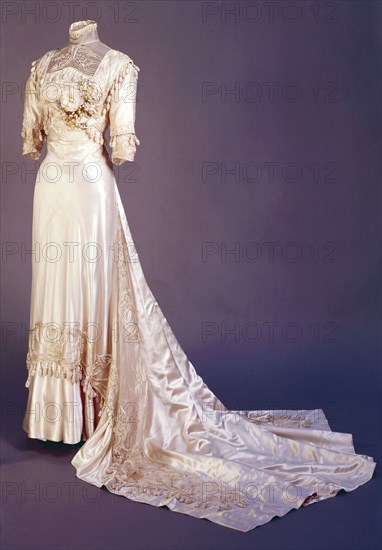 Wedding dress. France, early 20th century